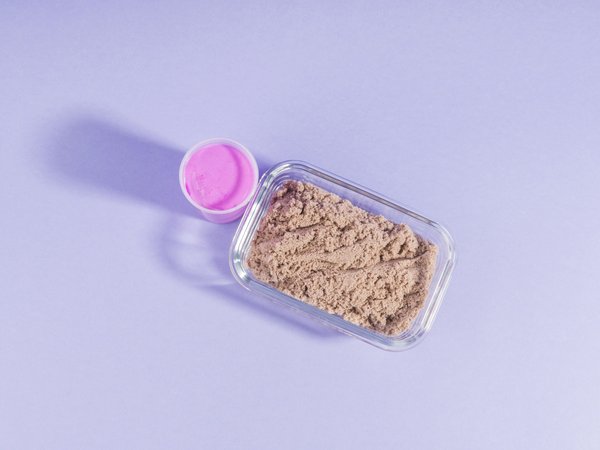 Comprendre le hand flapping : causes et solutions efficaces