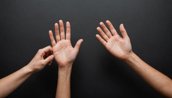 Hand flapping : 10 stratégies pour comprendre et gérer
